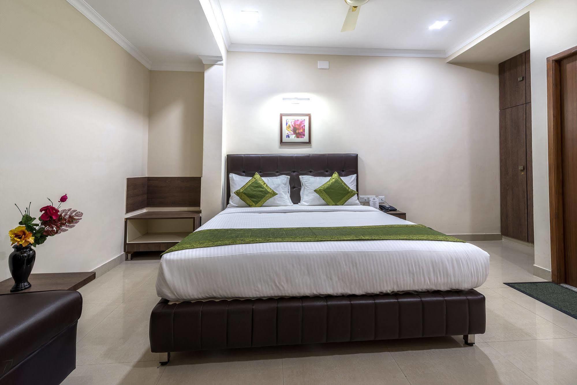 Hotel Mount Kailash Suites Csennai Kültér fotó